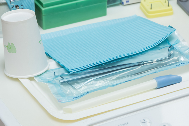診療で用います器具は滅菌パックに個別に包装し滅菌を行っております。